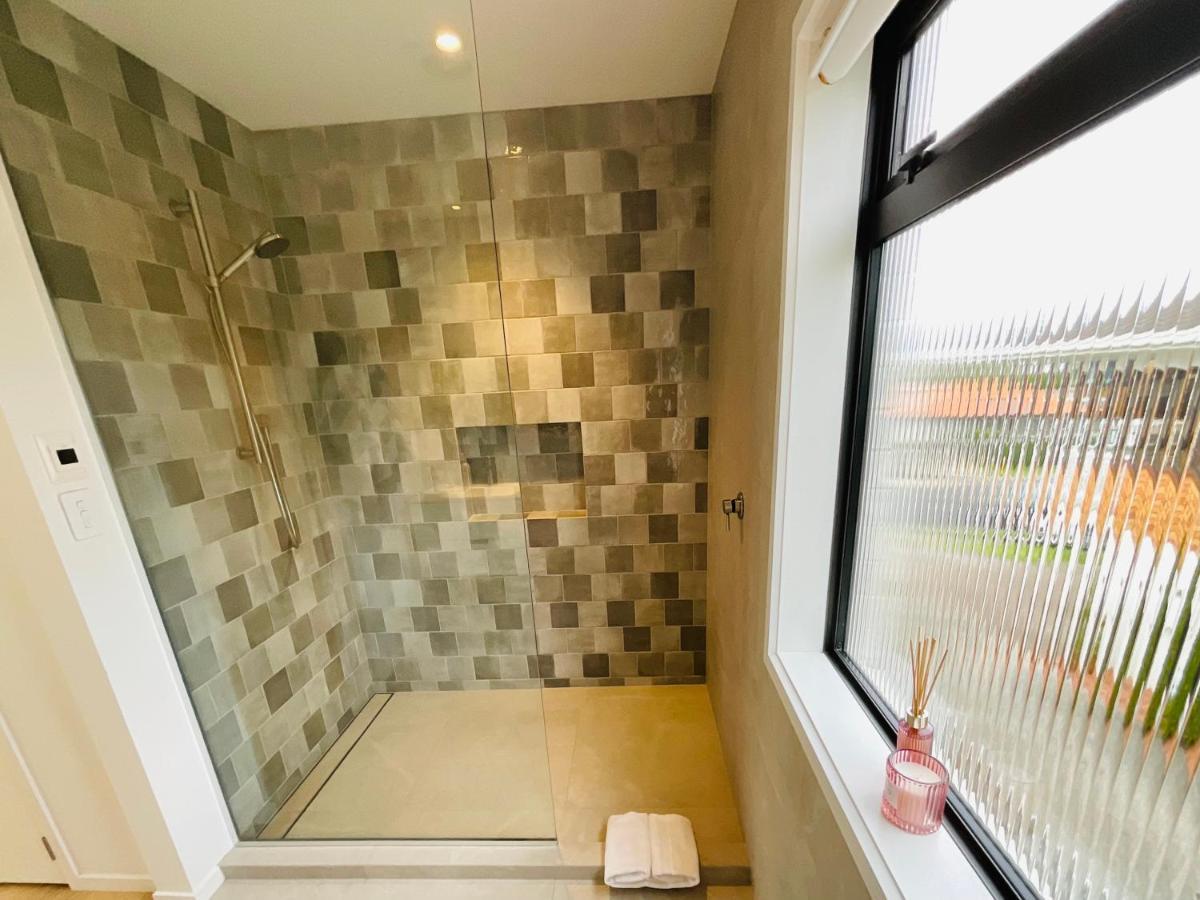 Deluxe Downtown Mount Maunganui Villa ภายนอก รูปภาพ