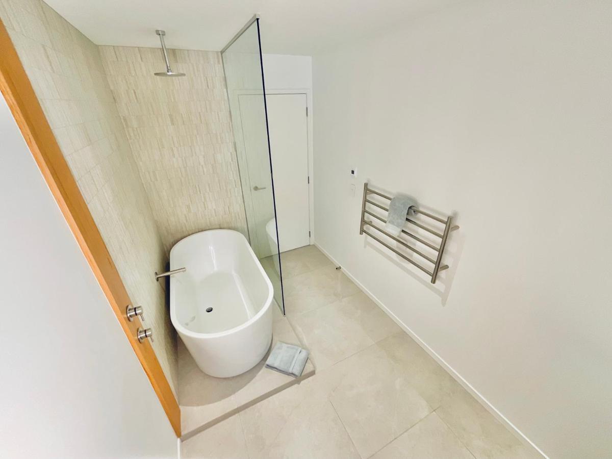 Deluxe Downtown Mount Maunganui Villa ภายนอก รูปภาพ