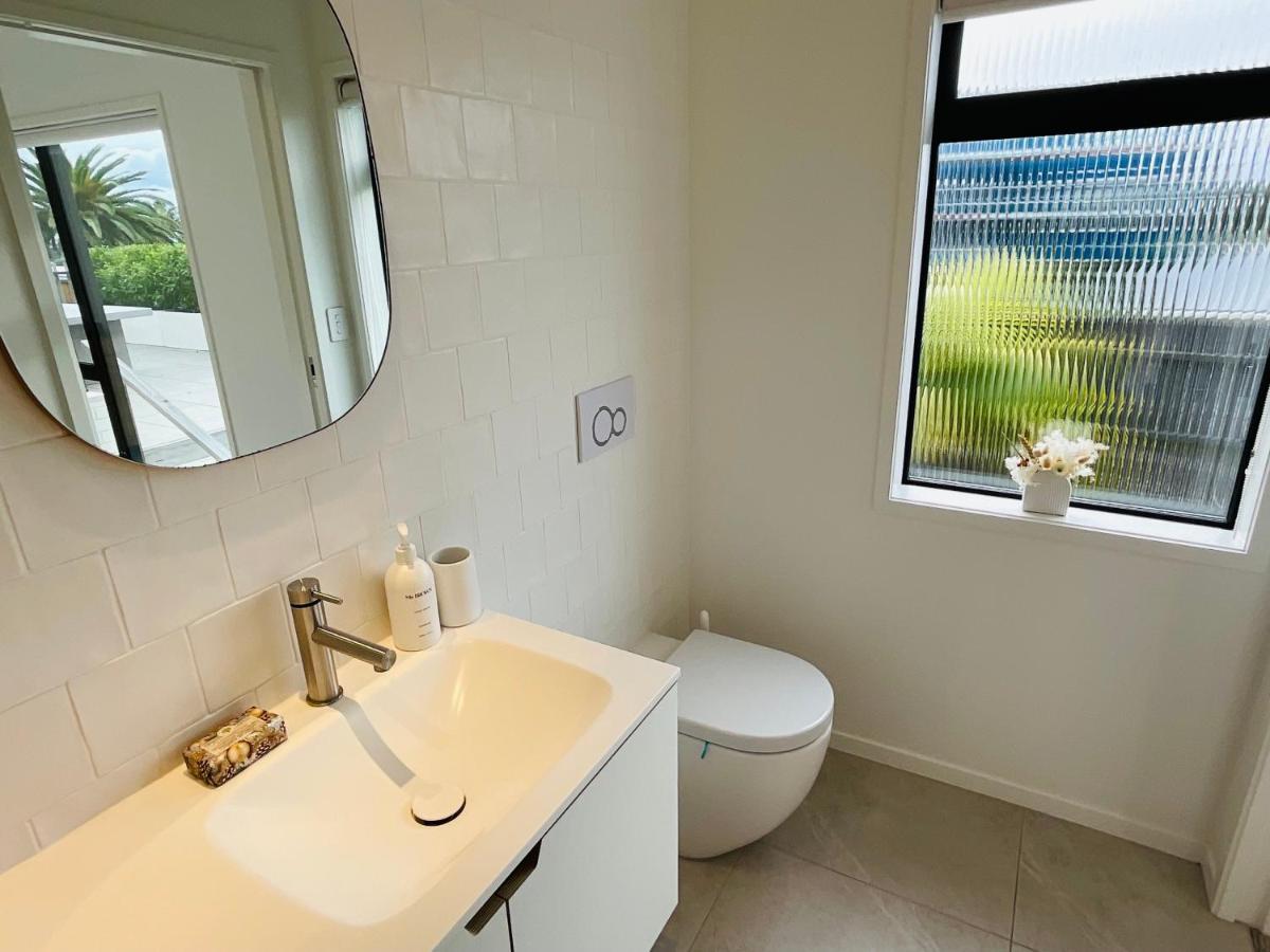 Deluxe Downtown Mount Maunganui Villa ภายนอก รูปภาพ