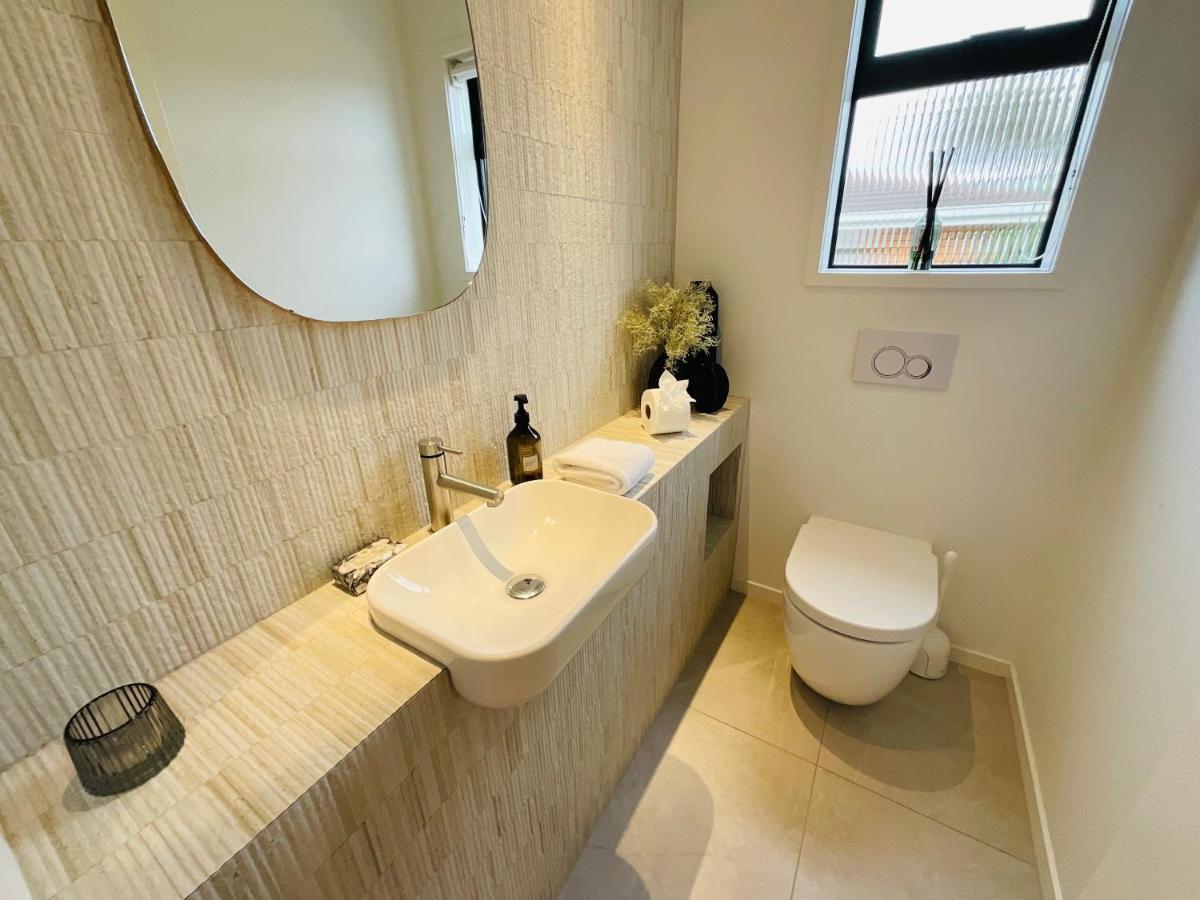 Deluxe Downtown Mount Maunganui Villa ภายนอก รูปภาพ
